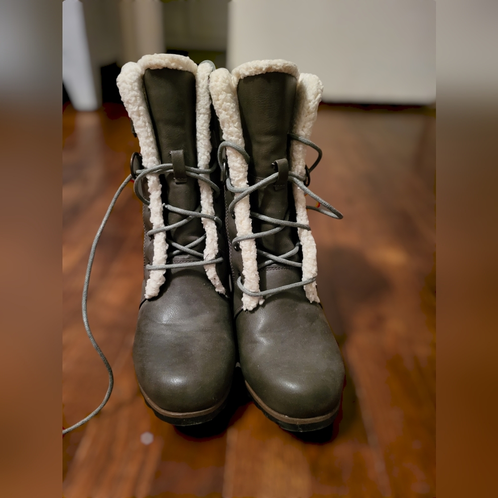 Heeled sherpa lined boots